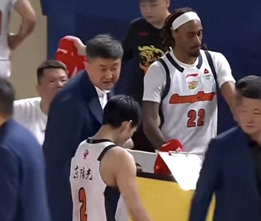 开云线上入口-不是张皓嘉！不是杜润旺！杜锋训斥2人10中0，奎因失误徐杰挨批