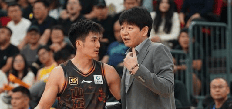 开云体育-山东男篮险胜江苏邱彪再次恶心球迷：两嫡系球员光腚推磨转圈丢人